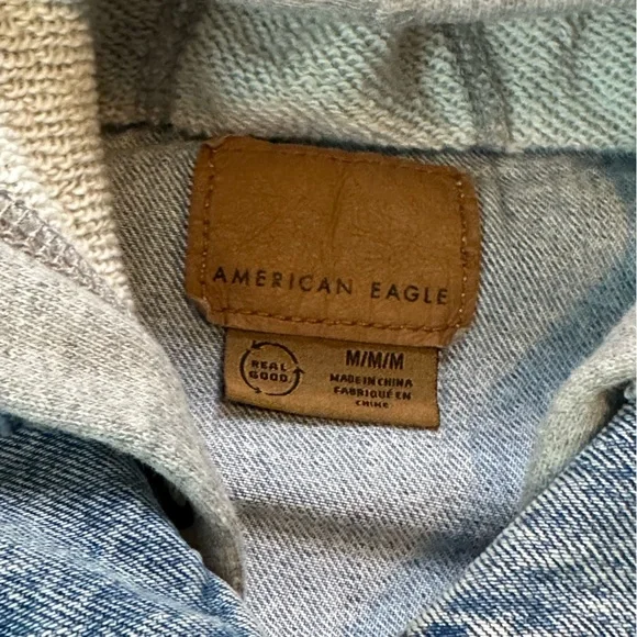 ๐ AMERICAN EAGLE Cropped Raw Hem Hooded Distressed Denim Jean Jacket Size Medium - Picture 5 of 10
